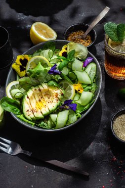 Yeşillik, avokado ve salatalık salatası. Yemek tasarımı.