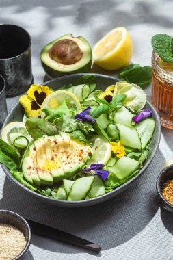 Yeşillik, avokado ve salatalık salatası. Yemek tasarımı.