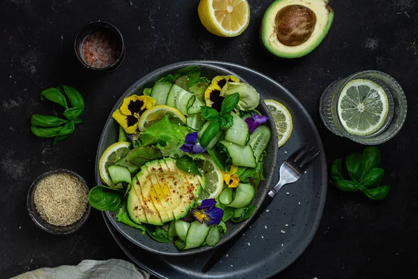 Yeşillik Avokado Salatalık Salatası Yemek Tasarımı — Stok fotoğraf
