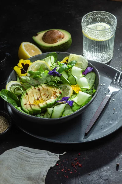 Yeşillik, avokado ve salatalık salatası. Yemek tasarımı.