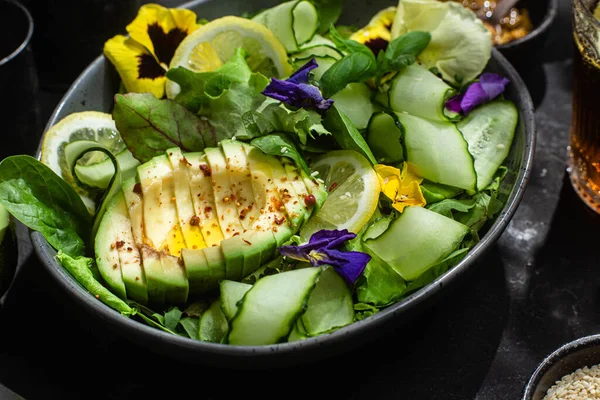 Yeşillik, avokado ve salatalık salatası. Yemek tasarımı.