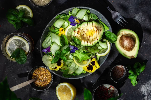 Yeşillik Avokado Salatalık Salatası Yemek Tasarımı — Stok fotoğraf