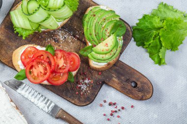 Domatesli sandviç, avokado ve salatalık.