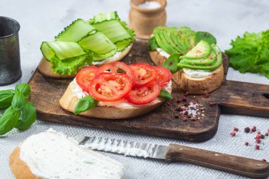 Domatesli sandviç, avokado ve salatalık.