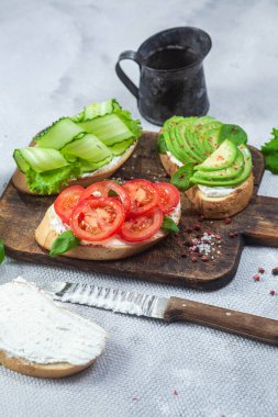 Domatesli sandviç, avokado ve salatalık.