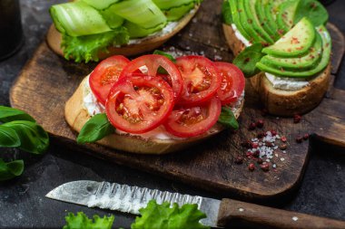 Domatesli sandviç, avokado ve salatalık.