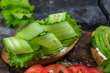 Domatesli sandviç, avokado ve salatalık.