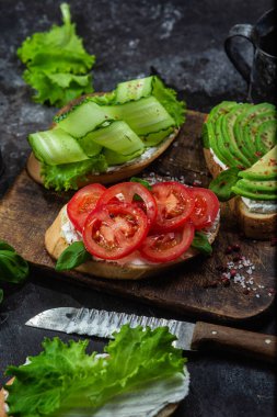 Domatesli sandviç, avokado ve salatalık.