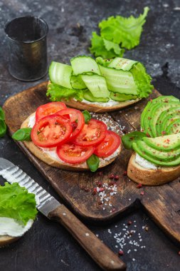 Domatesli sandviç, avokado ve salatalık.