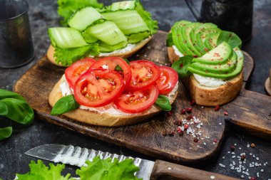 Domatesli sandviç, avokado ve salatalık.