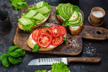 Domatesli sandviç, avokado ve salatalık.