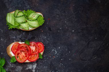 Domatesli sandviç, avokado ve salatalık.