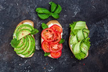 Domatesli sandviç, avokado ve salatalık.