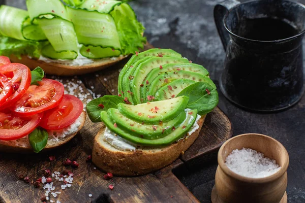 Domatesli sandviç, avokado ve salatalık.