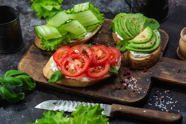 Domatesli sandviç, avokado ve salatalık.