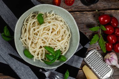Parmesanlı peynirli spagetti. Peynirli makarna.