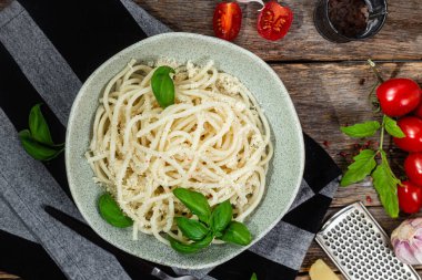 Parmesanlı peynirli spagetti. Peynirli makarna.