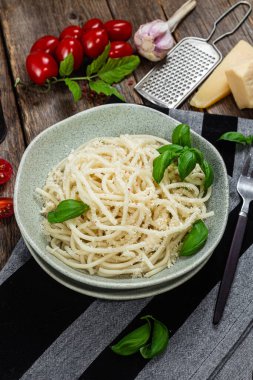 Parmesanlı peynirli spagetti. Peynirli makarna.