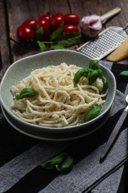 Parmesanlı peynirli spagetti. Peynirli makarna.