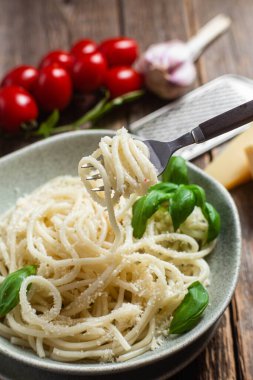 Parmesanlı peynirli spagetti. Peynirli makarna.