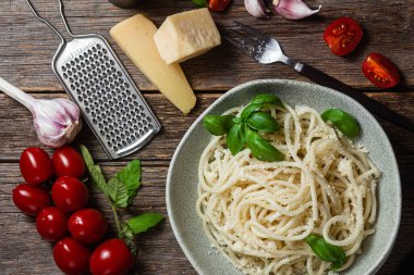 Parmesanlı peynirli spagetti. Peynirli makarna.