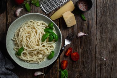 Parmesanlı peynirli spagetti. Peynirli makarna.