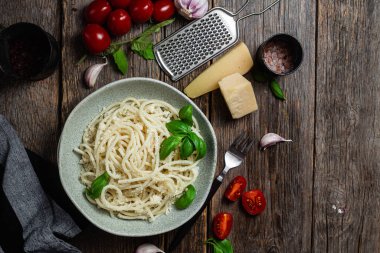 Parmesanlı peynirli spagetti. Peynirli makarna.