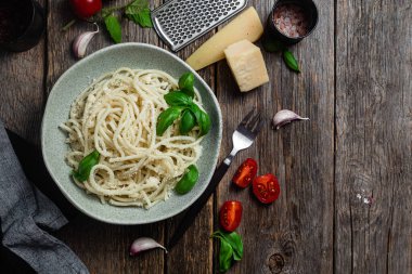 Parmesanlı peynirli spagetti. Peynirli makarna.