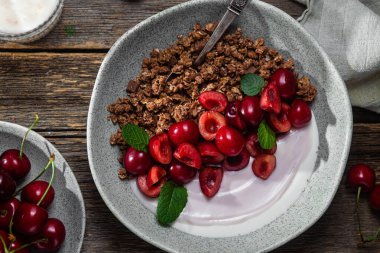 Yoğurt ve kirazlı granola.