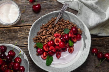 Yoğurt ve kirazlı granola.