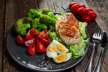 Tavuklu fileto ve sebze tabağı.