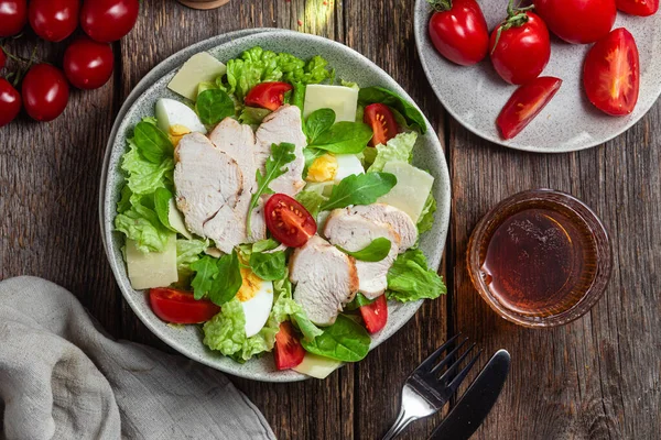 Salada Filete Frango Ovos Tomates Queijo Uma Chapa Salada Caesar — Fotografia de Stock