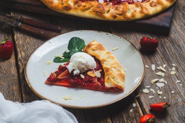 Çilekli ve bademli bisküvi.