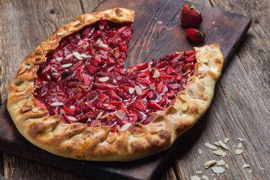 Çilekli ve bademli bisküvi.