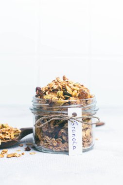 Kavanozda kuru üzüm ve kabak çekirdekli granola.