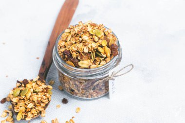 Kavanozda kuru üzüm ve kabak çekirdekli granola.