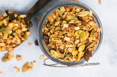 Kavanozda kuru üzüm ve kabak çekirdekli granola.