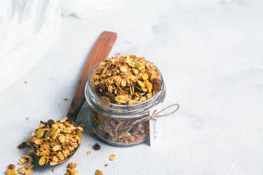 Kavanozda kuru üzüm ve kabak çekirdekli granola.