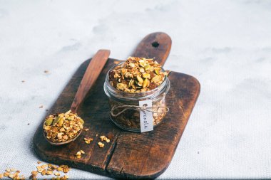 Kavanozda kuru üzüm ve kabak çekirdekli granola.