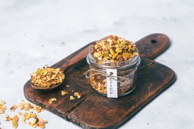 Kavanozda kuru üzüm ve kabak çekirdekli granola.