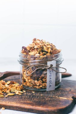 Kavanozda kuru üzüm ve kabak çekirdekli granola.