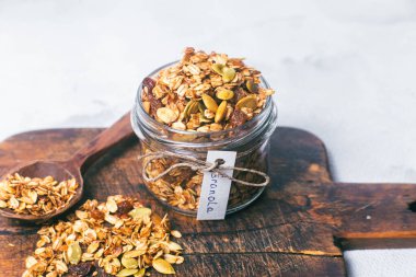 Kavanozda kuru üzüm ve kabak çekirdekli granola.