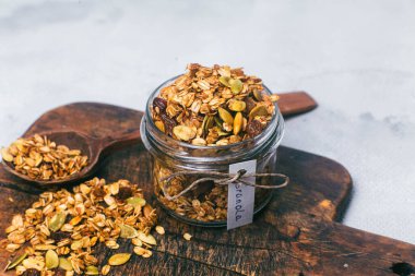 Kavanozda kuru üzüm ve kabak çekirdekli granola.