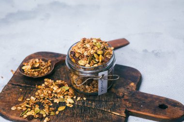 Kavanozda kuru üzüm ve kabak çekirdekli granola.