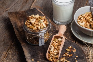 Kavanozda fındıklı, kuru üzümlü ve kabak tohumlu granola.