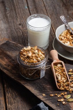 Kavanozda fındıklı, kuru üzümlü ve kabak tohumlu granola.