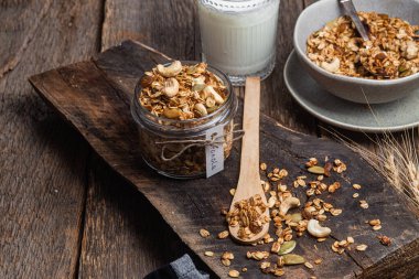 Kavanozda fındıklı, kuru üzümlü ve kabak tohumlu granola.