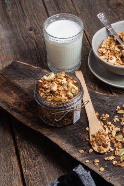 Kavanozda fındıklı, kuru üzümlü ve kabak tohumlu granola.