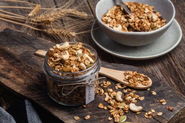 Kavanozda fındıklı, kuru üzümlü ve kabak tohumlu granola.