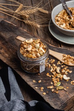 Kavanozda fındıklı, kuru üzümlü ve kabak tohumlu granola.